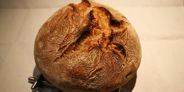 Det får en fantastisk sprød skorpe og den lækreste luftige krumme