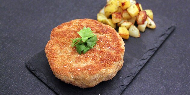 Lav krebinetter eller karbonader af hakket kyllingekød som alternativ til svinekød.