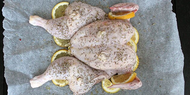 Fjern rygbenet på din kyllingesteg, så den kan foldes ud og steges sprød og saftig i ovnen.