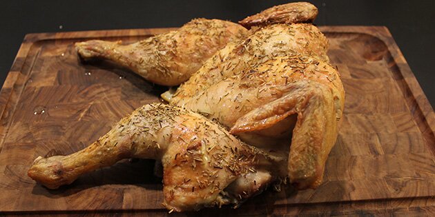 Efter en tur i ovnen har du den sprødeste og saftigste kylling.