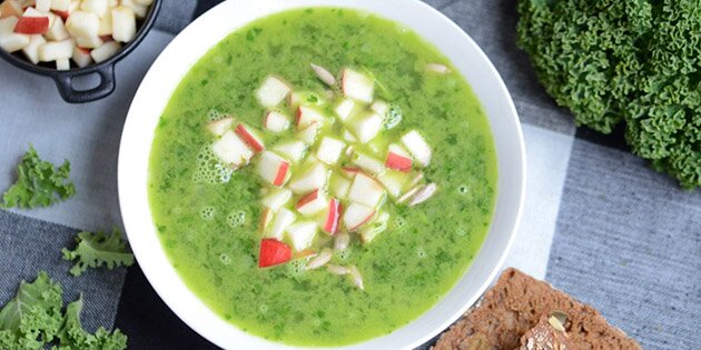 Ærter og grønkål skaber tilsammen den flotteste grønne farve.