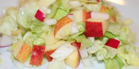 Salat med æbler og radiser.