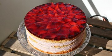 Super lækker lagkage med masser af friske jordbær i moussen og på toppen af kagen