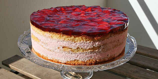 Denne jordbærlagkage er både frisk og sød