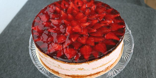 Den dejlige jordbærmousse passer perfekt med de friske jordbær og den søde gelé på toppen