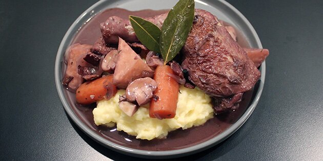 Coq au vin med grøntsager giver en dejlig mættende ret med den lækreste sauce.