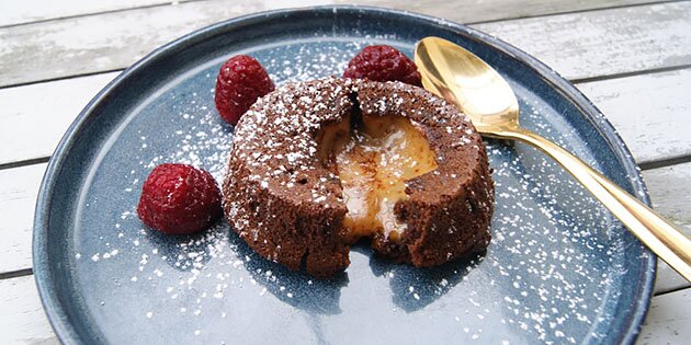 Karamellen venter inde i chokoladekagerne som en dejlig overraskelse