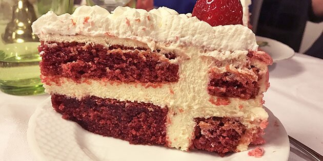 Et stykke lagkage der ligner Dannebrog.