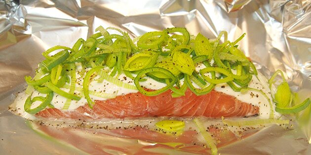 Den lækre blanding af porrer, creme fraiche og citronsaft giver masser af smag til fileterne.