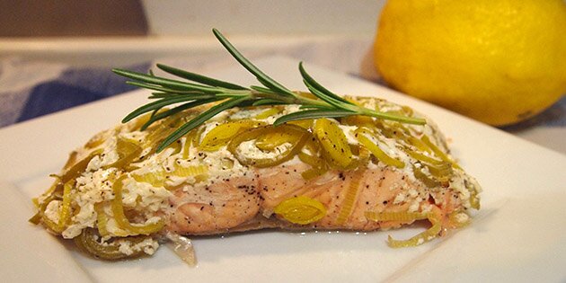 De ovnbagte laksefileter kan f.eks. serveres med kartofler og en god salat til.