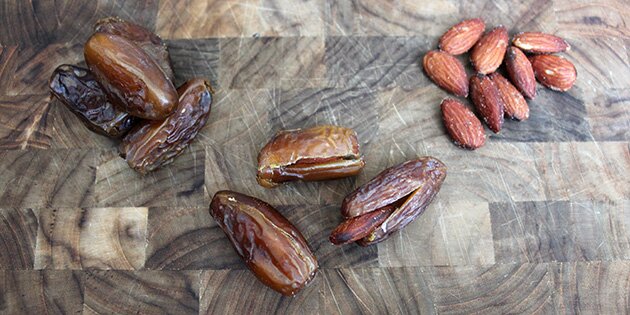 Sådan får du mandlerne ind i dadlerne.