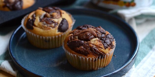 De luftige bananmuffins smager skønt af Nutella og chokolade