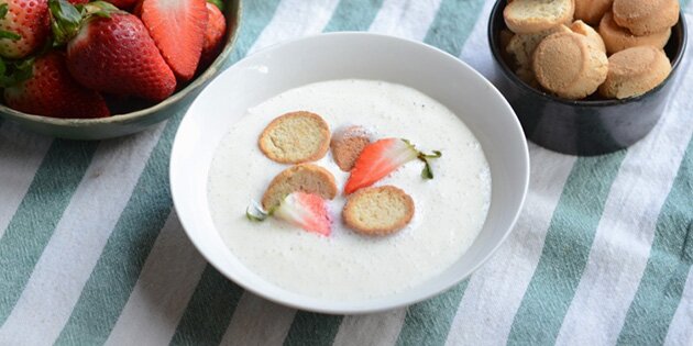 Servér f.eks. koldskålen med friske jordbær og kammerjunkere på toppen.