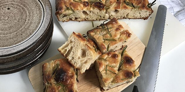 Det luftige focaccia brød har en dejlig svampet konsistens