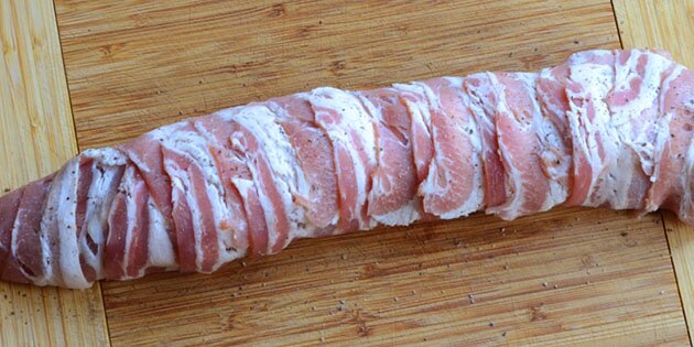 Pak baconen godt op omkring, så det lukker helt tæt.