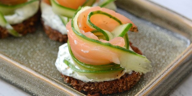 Agurken giver et friskt pust til det ristede rugbrød og laksen.