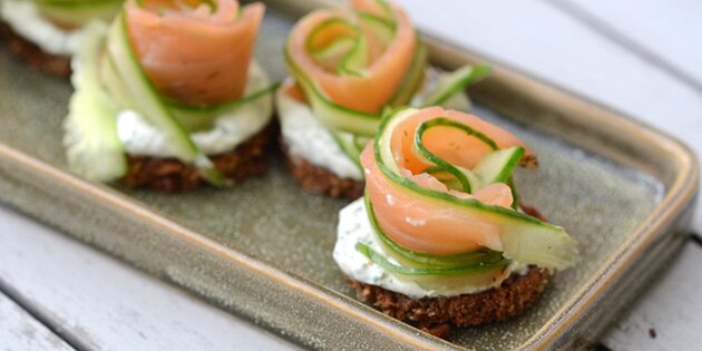 Ristet rugbrød med laks - lækre små hapsere