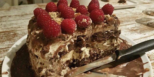 Islagkagen bliver overhældt med en lækker chokoladeganache.