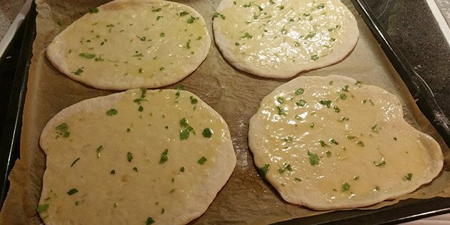 Pensl brødene godt med hvidløgssmørret og evt. koriander for en ekstra god smag.