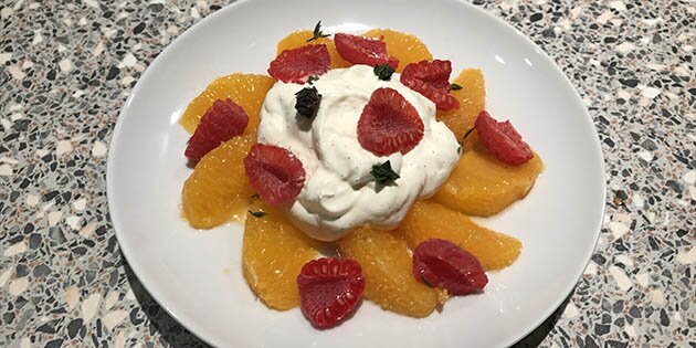 Desserten forener appelsin, hindbær og vanilje