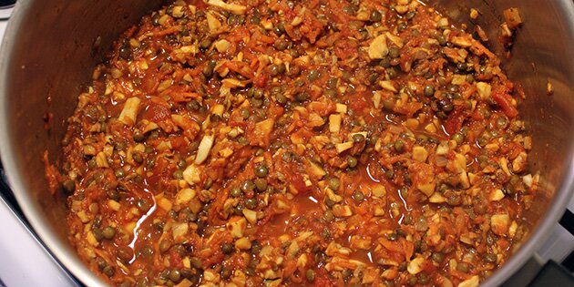 Tomatsaucen, der giver lasagnen en vildt god og fyldig smag. Så er det altså nemt at undvære kød.