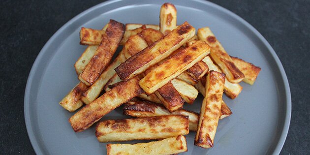 Pommes frites kan sagtens bages i ovnen, og stadigvæk blive sprøde og gyldne.