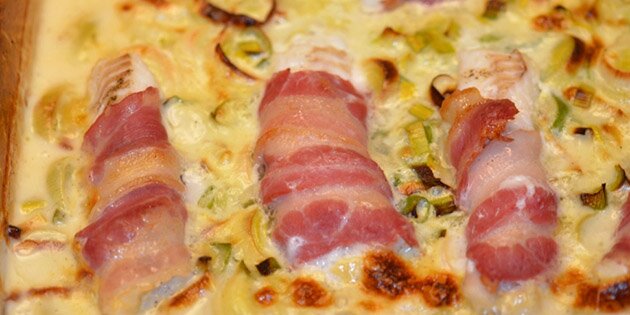 Torsk i baconsvøb på en cremet porrebund.