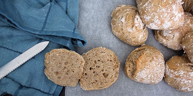 Langtidshævede boller med den luftigste krumme og den sprødeste skorpe. Mums!