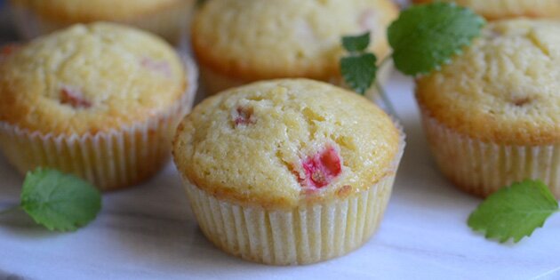 Svampede og lækre rabarbermuffins med en sød og syrlig smag.