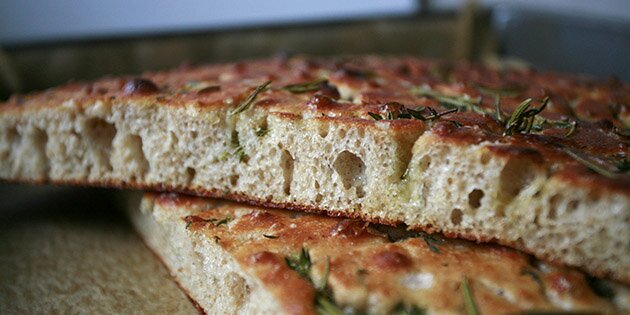 Man kan se, hvordan olivenolien er sunket ned i hullerne i brødet