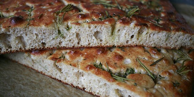 Vildt lækker focaccia med både rosmarin og timian