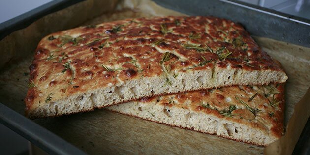 Det langtidshævede focaccia brød kan holde sig i flere dage i en plastikpose