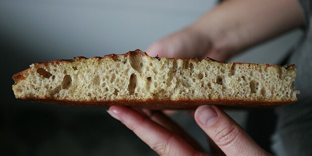 Når dejen er langtidshævet får focacciaen en helt fantastisk krumme