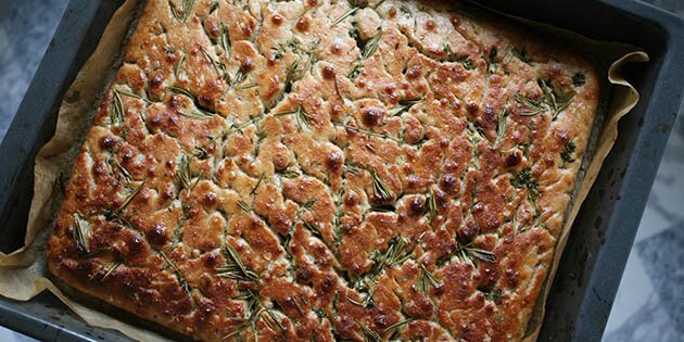 Overfladen bliver helt sprød og skal lige pensles med en ekstra omgang olivenolie, når brødet kommer ud af ovnen