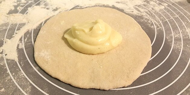 Der skal masser af creme i de dejlige boller.