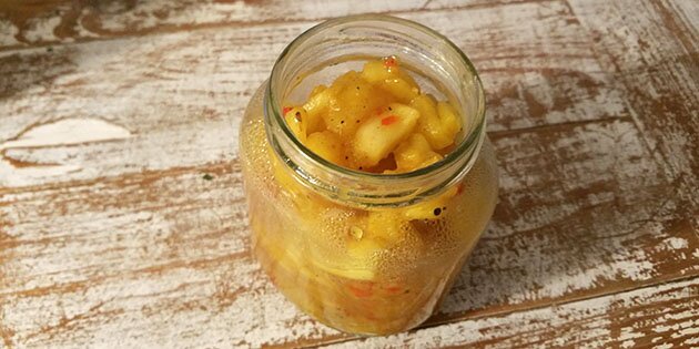 Fantastisk hjemmelavet mangochutney med æble, chili og krydderier