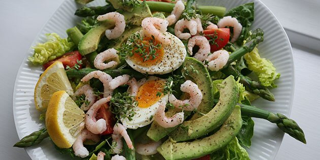 Salaten indeholder både rejer, æg, avocado og lynkogte grønne asparges