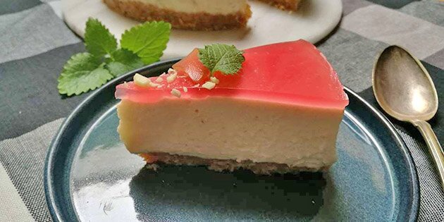 Fyldet smager skønt af rabarber og hvid chokolade.