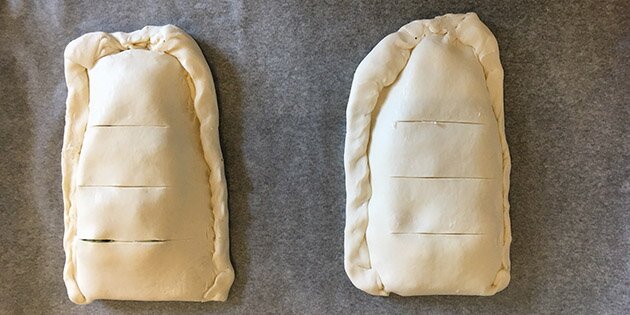 Butterdejen holder laksen dejligt saftig og skaber en sprød og gylden pakke.