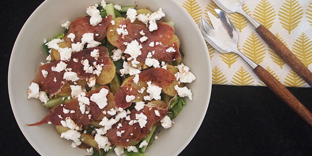 Dejlig lun kartoffelsalat med parmaskinke, feta og frisk agurk.