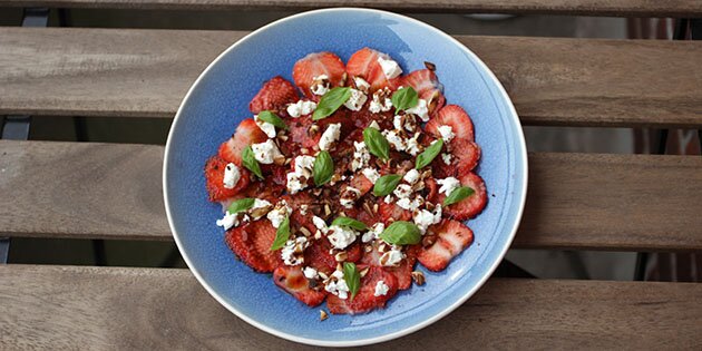 Lækker jordbærcarpaccio med cremet feta, frisk basilikum og ristede mandler