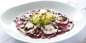 Virkelig lækker rødbedecarpaccio med gedeost og ristede pinjekerner