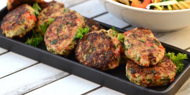 Saftige og skønne kyllingefrikadeller med feta, spinat og rød peberfrugt.