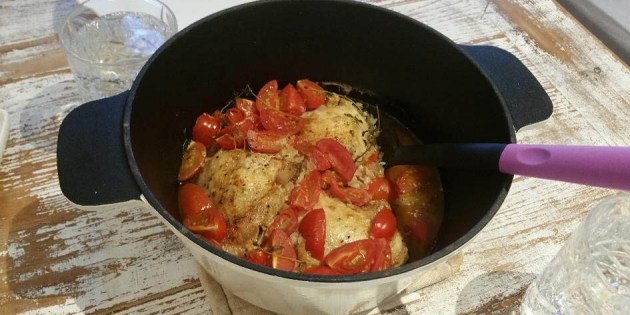Super dejlig ret med kyllingelår, der bliver tilberedt i en gryde med hvidvin, tomater og timian.