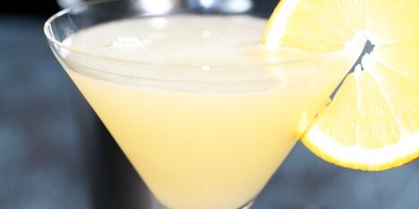 Elegant cocktail med appelsinsmag.
