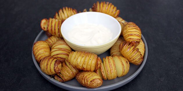 Når du laver dine hasselback kartofler i ministørrelse, bliver de ekstra sprøde.