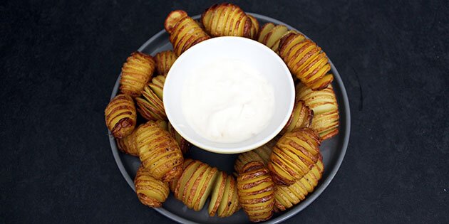 Brug også kartoflerne som tilbehør til burgere, spareribs eller oksesteg.