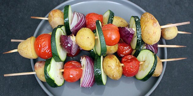 Lækre grøntsagsspyd, der passer perfekt til grillmad.