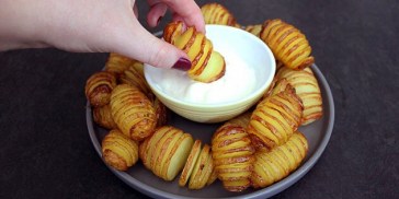 Sprøde og lækre mini hasselback kartofler, der smager skønt med f.eks. aioli.