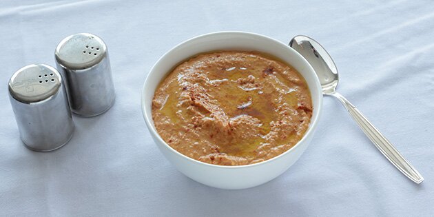 Denne hummus smager skønt som dip eller som spread på en skive brød